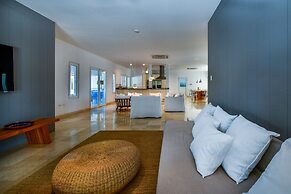 Beach Front Luxury Villa! Boca Catalina Malmok!