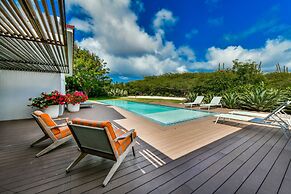 Beach Front Luxury Villa! Boca Catalina Malmok!