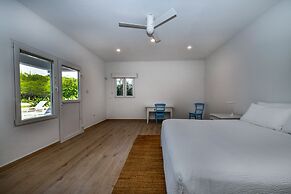 Beach Front Luxury Villa! Boca Catalina Malmok!