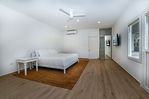 Beach Front Luxury Villa! Boca Catalina Malmok!