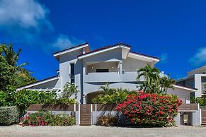 Beach Front Luxury Villa! Boca Catalina Malmok!