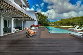 Beach Front Luxury Villa! Boca Catalina Malmok!