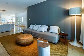 Beach Front Luxury Villa! Boca Catalina Malmok!