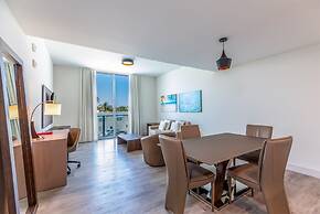 Stylish Private Beach Condo Hollywood