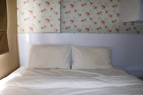 Homey And Cozy Stay 2Br At Green Pramuka City Apartment