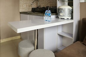 Homey And Cozy Stay 2Br At Green Pramuka City Apartment