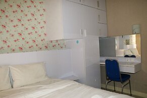 Homey And Cozy Stay 2Br At Green Pramuka City Apartment
