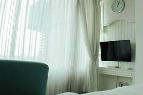 Elegant And Tidy Studio At Grand Kamala Lagoon Apartment