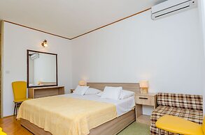 Apartments and Rooms Darinka