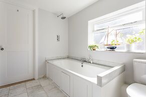 Oakington Road by Onefinestay