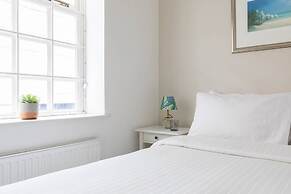 Bathurst Mews III by Onefinestay