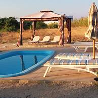 Gennadi Serenity House -beachfront Villa