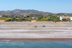 Gennadi Serenity House -beachfront Villa