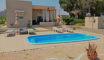 Gennadi Serenity House -beachfront Villa