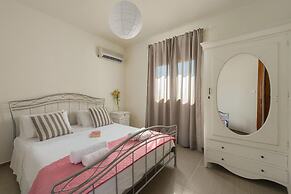 Gennadi Serenity House -beachfront Villa