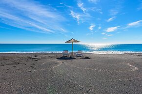 Gennadi Serenity House -beachfront Villa