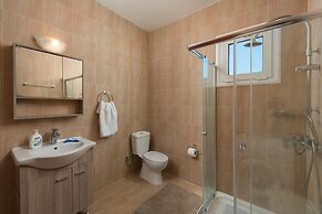 Gennadi Serenity House -beachfront Villa