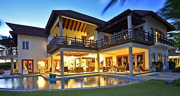 Ocean and Golf View 5-bedroom Villa With Unique Tropical Style