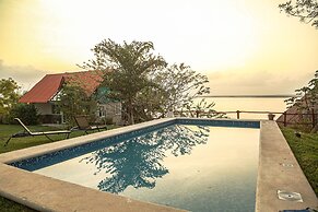 Seven Blue House Village & Lodge