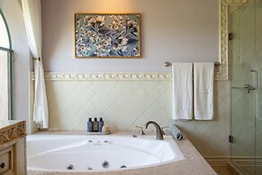 HOLT Magnificent 6BR Villa in Malanquin Golf Club