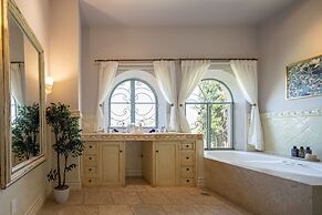 HOLT Magnificent 6BR Villa in Malanquin Golf Club