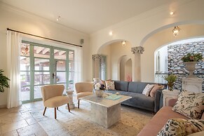 HOLT Magnificent 6BR Villa in Malanquin Golf Club