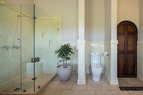 HOLT Magnificent 6BR Villa in Malanquin Golf Club