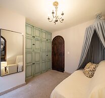 HOLT Magnificent 6BR Villa in Malanquin Golf Club