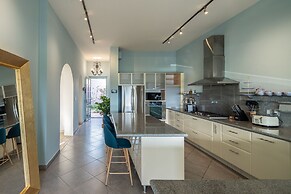 HOLT Magnificent 6BR Villa in Malanquin Golf Club