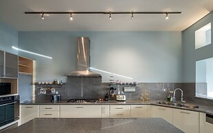 HOLT Magnificent 6BR Villa in Malanquin Golf Club