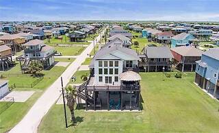 Top Shelf 4 Bedroom Home by RedAwning