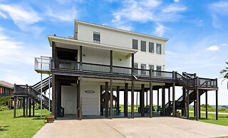 Top Shelf 4 Bedroom Home by RedAwning