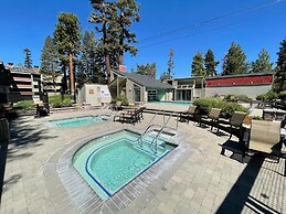 Mountainside 2BR/2BA Just Steps to 3 Spas, Sauna, Pool and Mammoth Mou