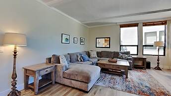 Mountainside 2BR/2BA Just Steps to 3 Spas, Sauna, Pool and Mammoth Mou