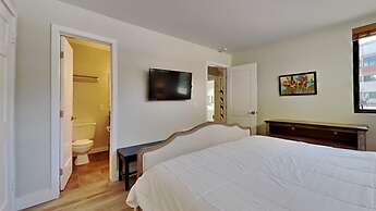 Mountainside 2BR/2BA Just Steps to 3 Spas, Sauna, Pool and Mammoth Mou