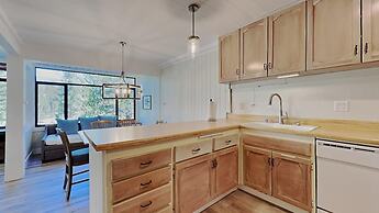 Mountainside 2BR/2BA Just Steps to 3 Spas, Sauna, Pool and Mammoth Mou
