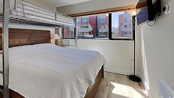 Mountainside 2BR/2BA Just Steps to 3 Spas, Sauna, Pool and Mammoth Mou