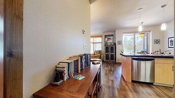 Solstice 11 Amazing Location on Golf Course, Heated Garage, Private Wa