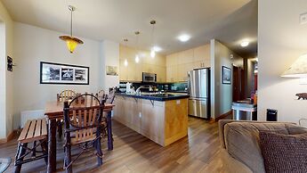 Solstice 11 Amazing Location on Golf Course, Heated Garage, Private Wa