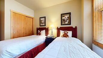 Solstice 11 Amazing Location on Golf Course, Heated Garage, Private Wa