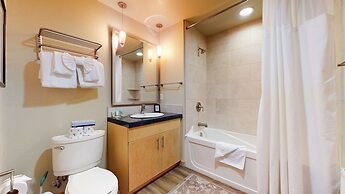 Solstice 11 Amazing Location on Golf Course, Heated Garage, Private Wa