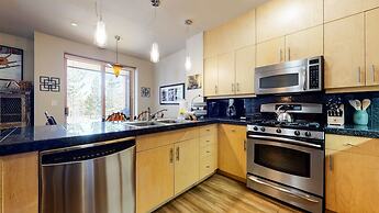 Solstice 11 Amazing Location on Golf Course, Heated Garage, Private Wa