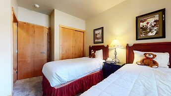 Solstice 11 Amazing Location on Golf Course, Heated Garage, Private Wa