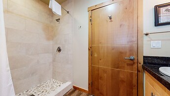 Solstice 11 Amazing Location on Golf Course, Heated Garage, Private Wa