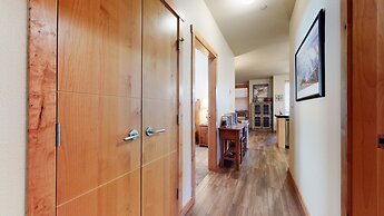 Solstice 11 Amazing Location on Golf Course, Heated Garage, Private Wa