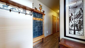 Solstice 11 Amazing Location on Golf Course, Heated Garage, Private Wa