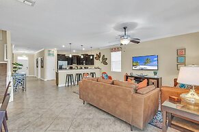 Warm and Inviting Family Villa! Themed Rooms, Movie Room and Upstairs 