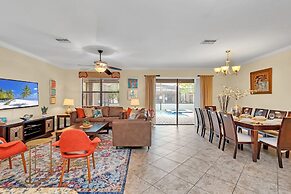 Warm and Inviting Family Villa! Themed Rooms, Movie Room and Upstairs 