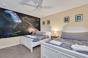 Warm and Inviting Family Villa! Themed Rooms, Movie Room and Upstairs 