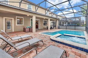 Warm and Inviting Family Villa! Themed Rooms, Movie Room and Upstairs 